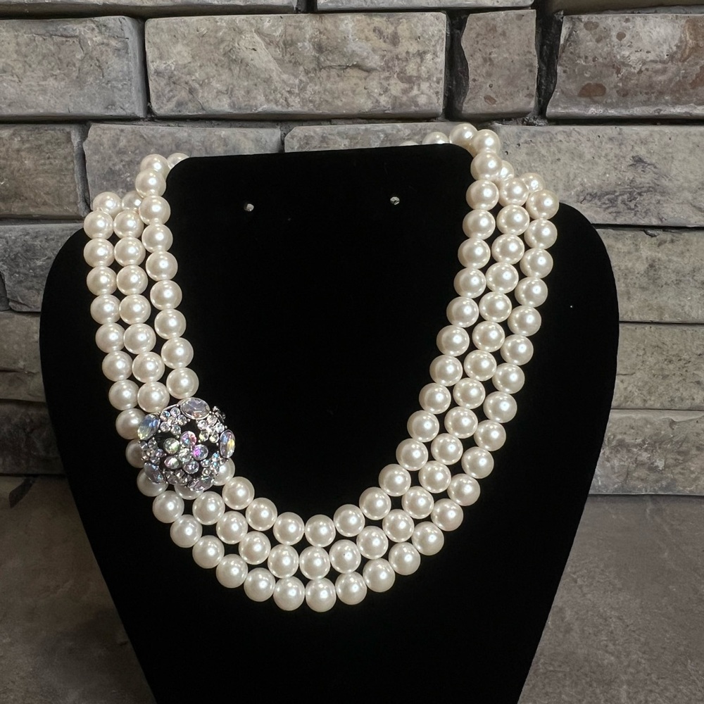 Elegant 3 Layer Simulated Cream Pearl Necklace with Brooch